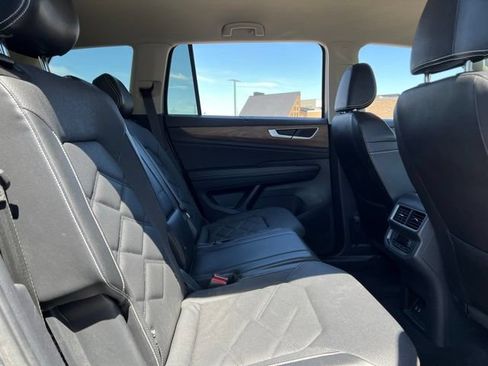 Used 2024 Volkswagen Atlas SE AWD/4WD image 17