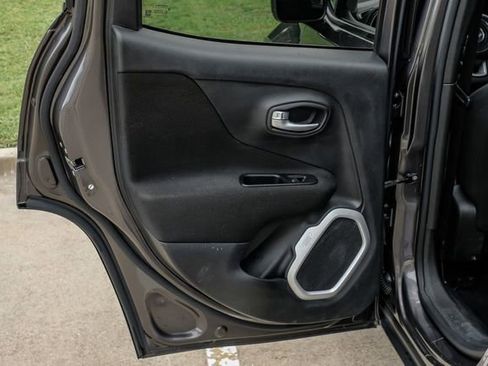 Used 2018 Jeep Renegade Latitude FWD image 47