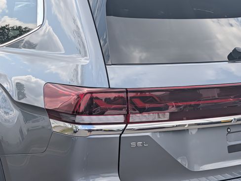 Used 2024 Volkswagen Atlas SEL Premium R-Line AWD/4WD image 17