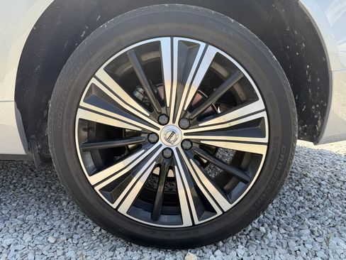 Used 2023 Volvo XC60 B5 Plus AWD/4WD image 32