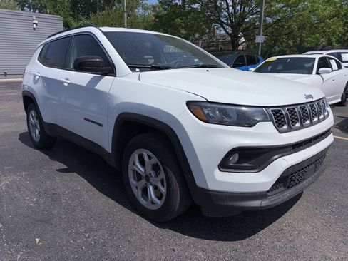 Used 2025 Jeep Compass Latitude AWD/4WD image 6