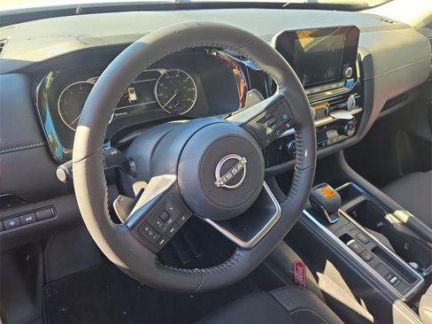 Used 2025 Nissan Pathfinder SV image 7