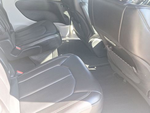 Used 2023 Chrysler Pacifica Touring-L image 18