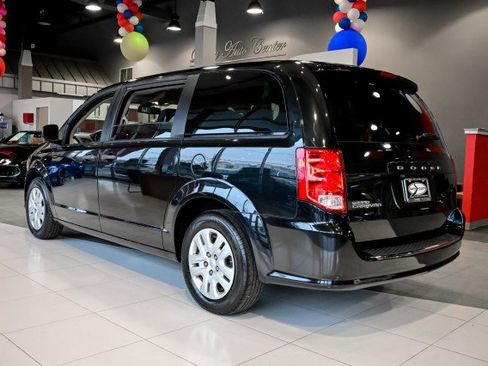 Used 2019 Dodge Grand Caravan SE w/ UConnect Hands-Free Group image 6