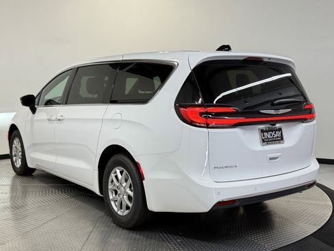 New 2026 Chrysler Pacifica Select image 5