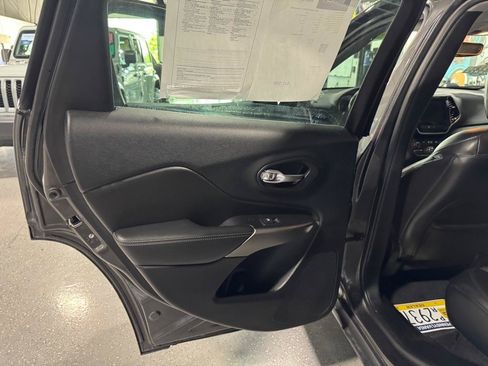 Used 2019 Jeep Cherokee Limited AWD/4WD image 37