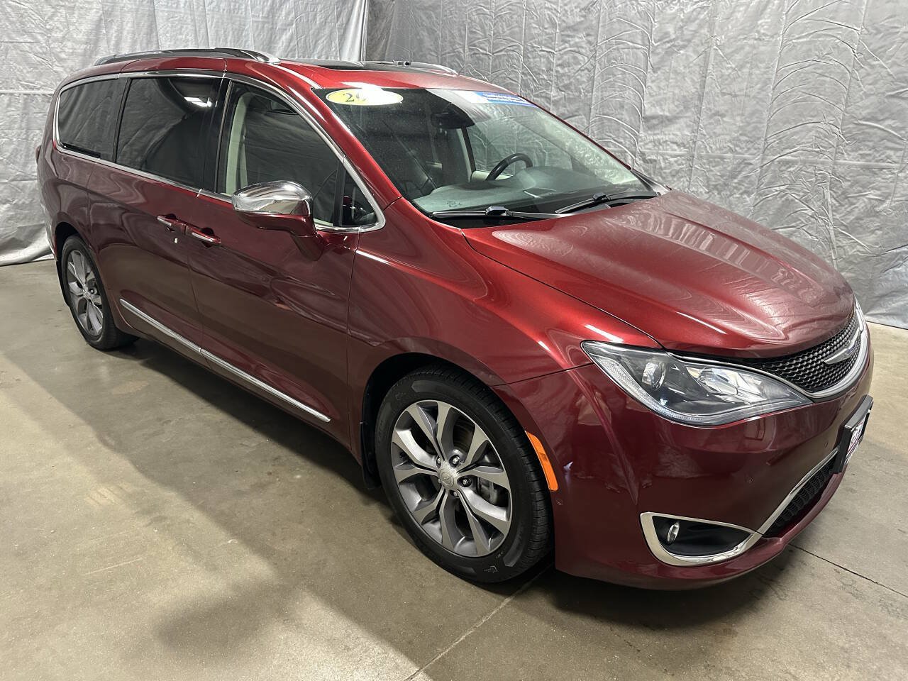 Used 2018 Chrysler Pacifica Limited w/ Tire & Wheel Group FWD image 1