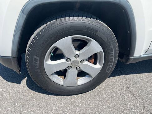 Used 2011 Jeep Grand Cherokee Laredo AWD/4WD image 10