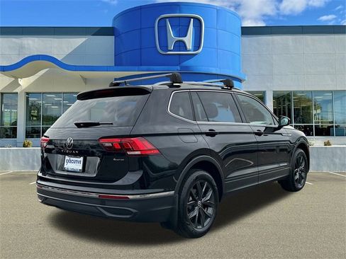 Used 2024 Volkswagen Tiguan SE image 2