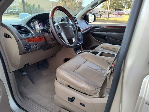 Used 2012 Chrysler Town & Country Limited w/ Luxury Group image 2