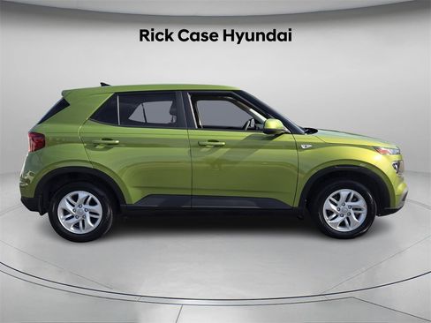 Certified 2022 Hyundai Venue SE image 4