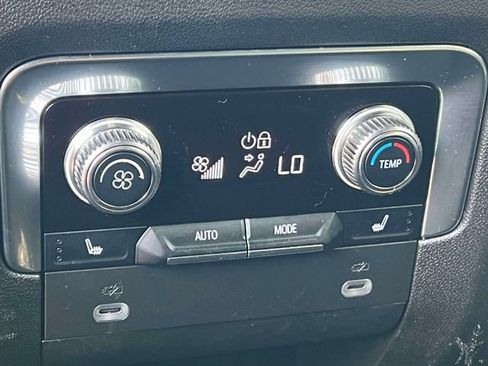 Used 2024 GMC Yukon XL Denali AWD/4WD image 16