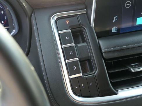 Used 2024 Chevrolet Suburban LT image 15