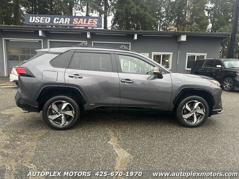 Used 2023 Toyota RAV4 SE image 8