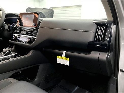 New 2025 Nissan Pathfinder SV w/ Black Appearance Package image 33