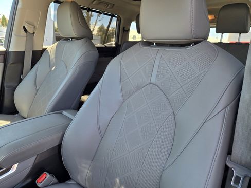 Used 2023 Toyota Highlander Platinum AWD/4WD image 17