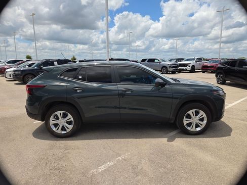Used 2026 Chevrolet Trax LS FWD image 2