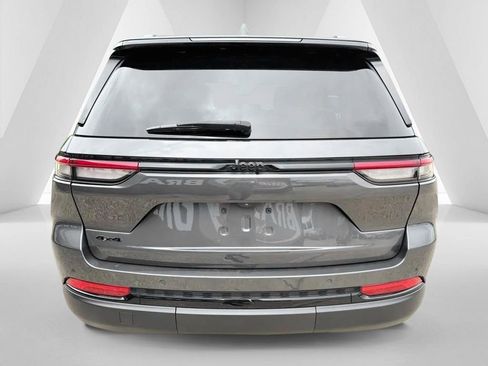 Used 2022 Jeep Grand Cherokee Altitude AWD/4WD image 6