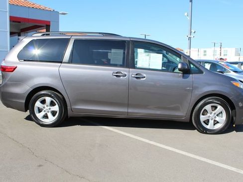 Used 2017 Toyota Sienna LE FWD image 18