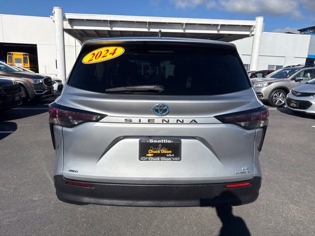 Used 2024 Toyota Sienna LE AWD/4WD image 7