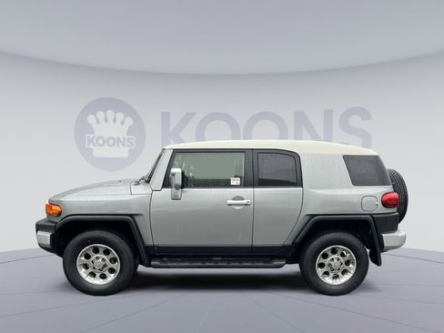 Used 2012 Toyota FJ Cruiser 4WD w/ Upgrade Pkg image 2