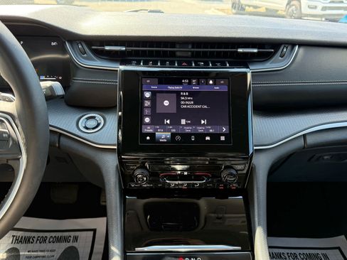Used 2023 Jeep Grand Cherokee Laredo RWD image 16