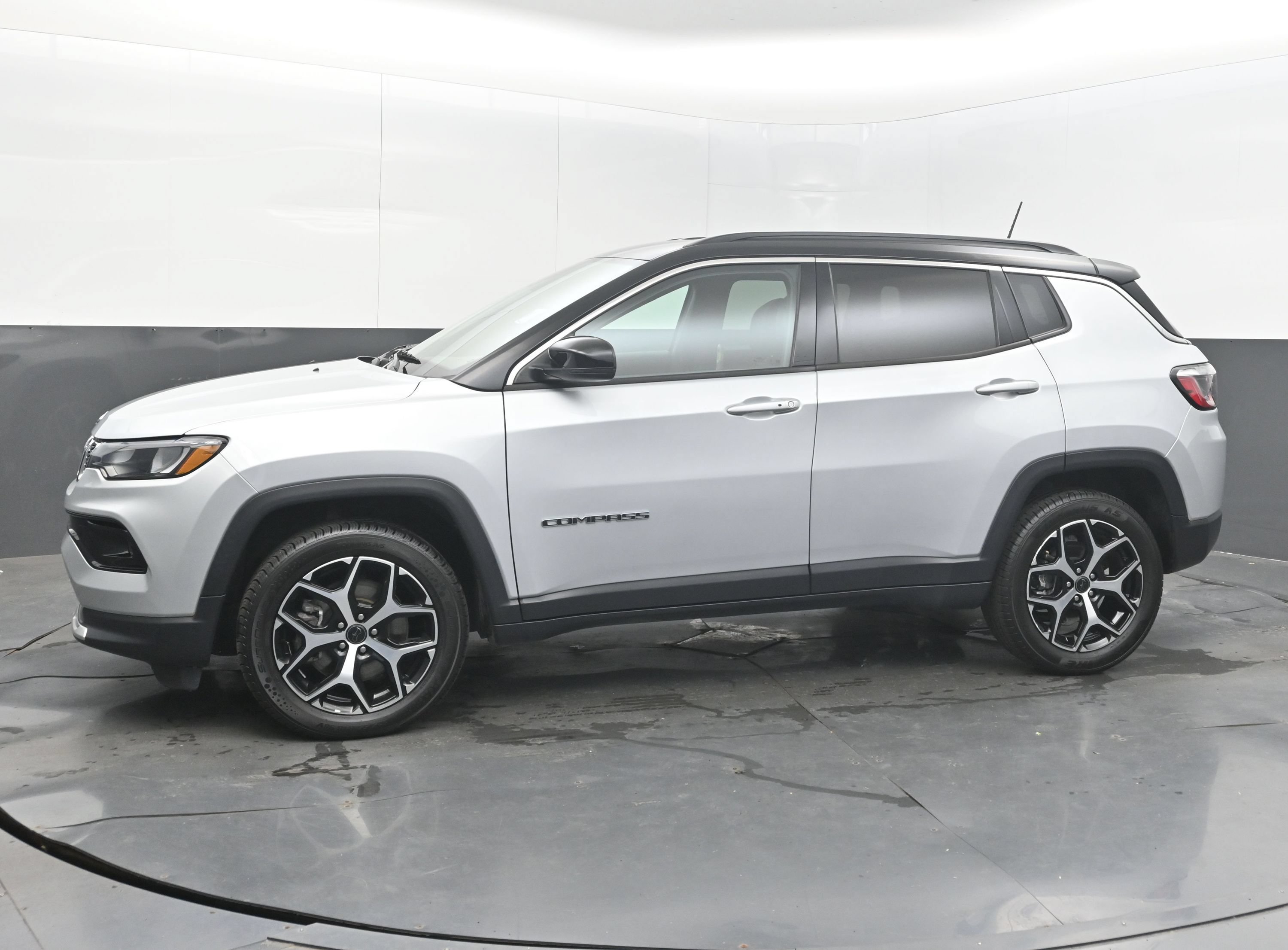 Used 2025 Jeep Compass Limited AWD/4WD image 5