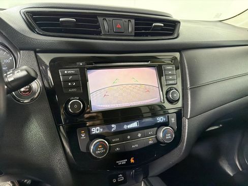 Used 2018 Nissan Rogue SV AWD/4WD image 16
