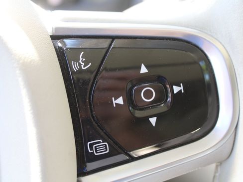 Used 2017 Volvo XC90 T5 Momentum w/ Vision Package FWD image 33