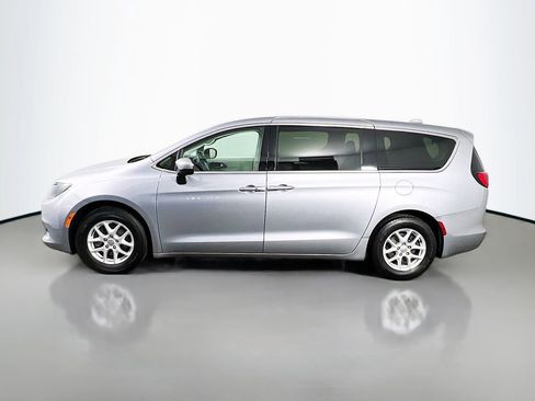 Used 2020 Chrysler Voyager LX image 8