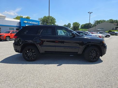 Used 2021 Jeep Grand Cherokee Laredo X image 12