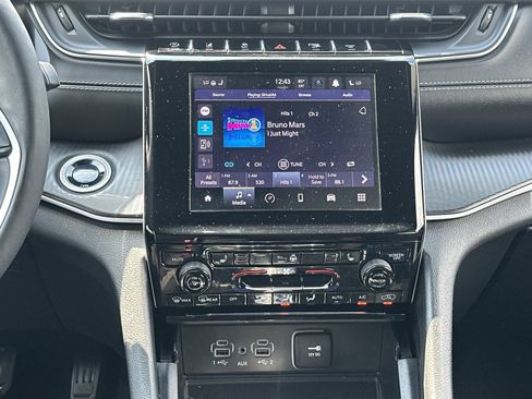 Used 2024 Jeep Grand Cherokee Laredo w/ Luxury Tech Group I AWD/4WD image 25