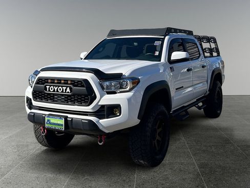 Used 2019 Toyota Tacoma TRD Off-Road w/ Technology Package AWD/4WD image 3