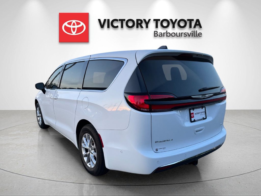 Used 2025 Chrysler Pacifica Select AWD/4WD image 3