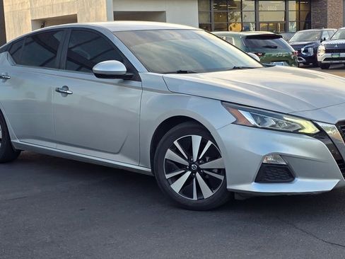 Used 2022 Nissan Altima 2.5 SV image 2