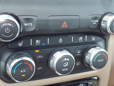 Used 2022 RAM 1500 Laramie AWD/4WD image 17