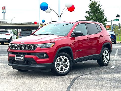Used 2025 Jeep Compass Latitude w/ Sun & Sound Group AWD/4WD image 2