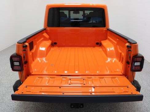Used 2025 Jeep Gladiator Mojave w/ Convenience Group AWD/4WD image 32