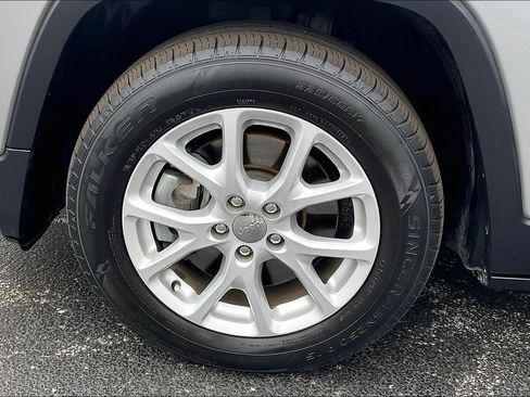 Used 2017 Jeep Cherokee Latitude w/ Safety/Convenience Group FWD image 8