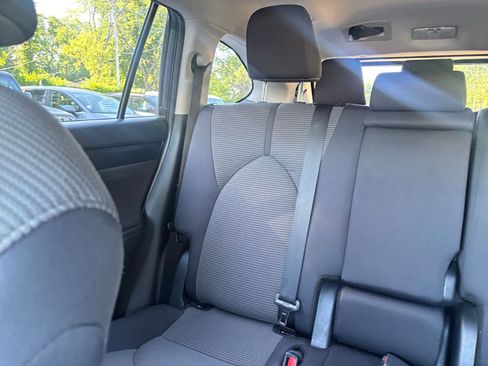 Used 2025 Toyota Highlander LE FWD image 40