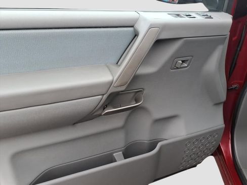 Used 2005 Nissan Titan SE image 16