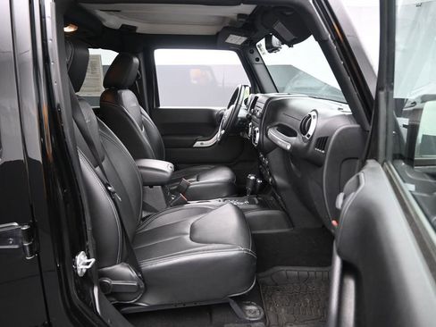 Used 2018 Jeep Wrangler Unlimited Sahara w/ Connectivity Group AWD/4WD image 25