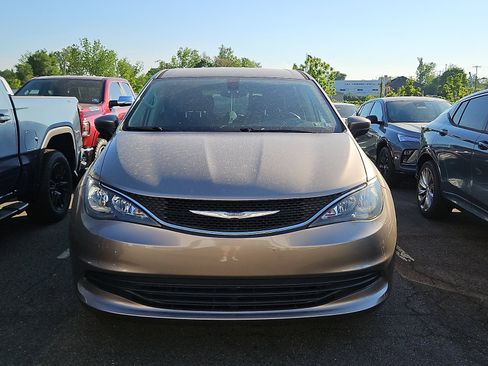 Used 2017 Chrysler Pacifica Touring FWD image 3