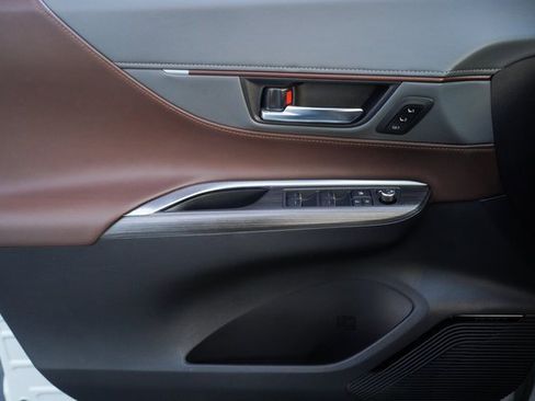 Used 2022 Toyota Venza XLE image 31