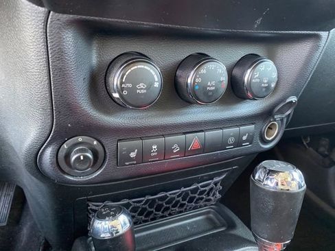 Used 2015 Jeep Wrangler Unlimited Rubicon image 12