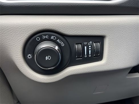 Used 2024 Chrysler Pacifica Touring-L image 17