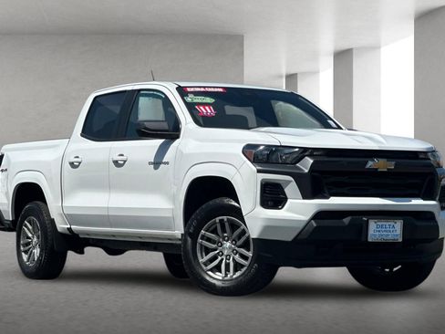 Used 2023 Chevrolet Colorado LT w/ LT Convenience Package II AWD/4WD image 2