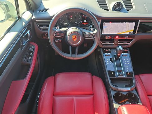 Certified 2025 Porsche Macan image 21