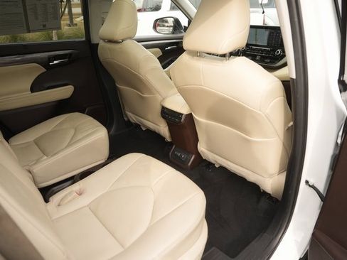 Used 2022 Toyota Highlander Platinum image 15