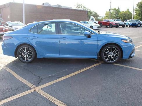 Used 2023 Toyota Camry SE FWD image 5